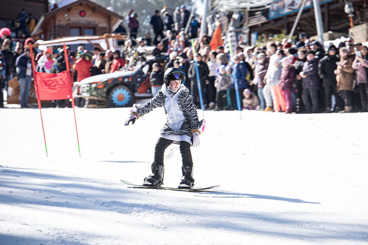 Kreatív járművek és jelmezes kavalkád